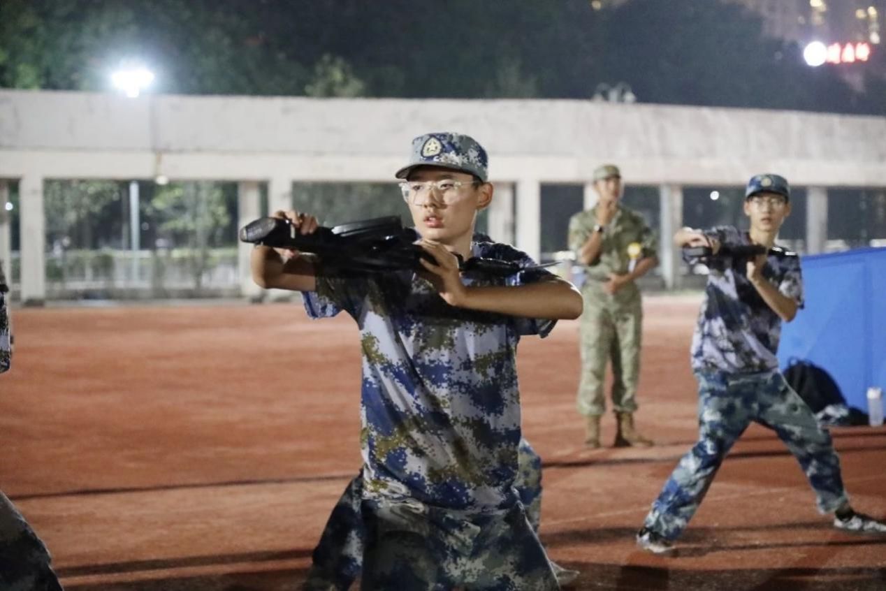 图片包含 人, 户外, 男人, 站描述已自动生成